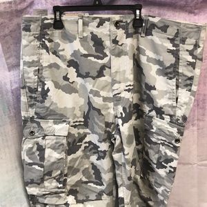 NWT. Levi. Gray camo. 38w 30l
